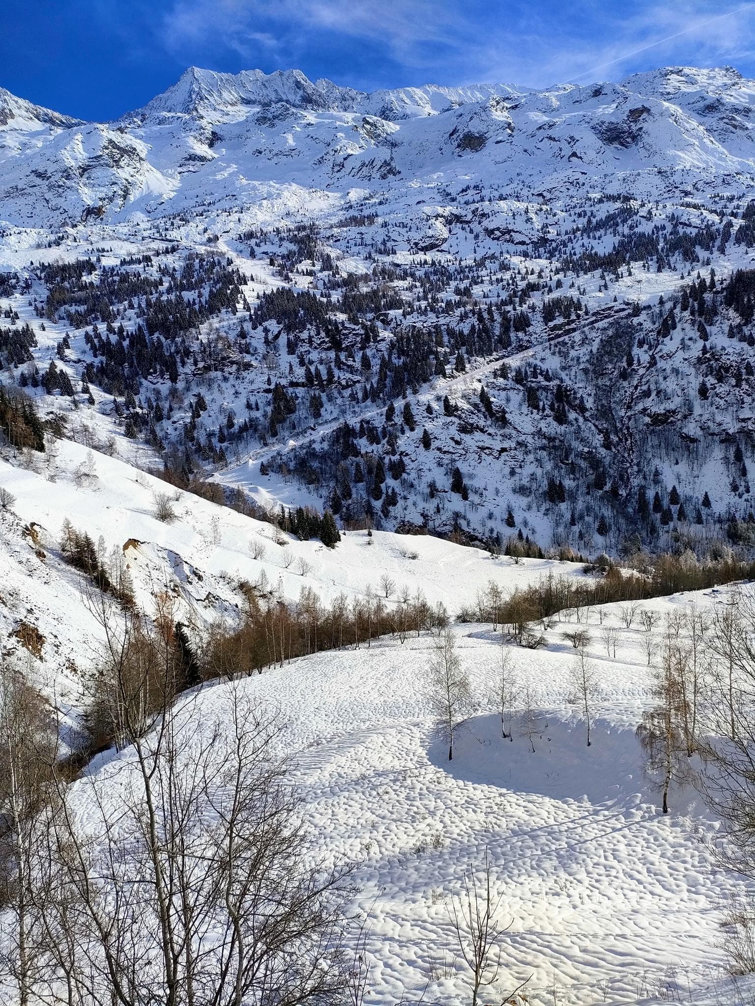 Drôle de neige bosselée en bas 