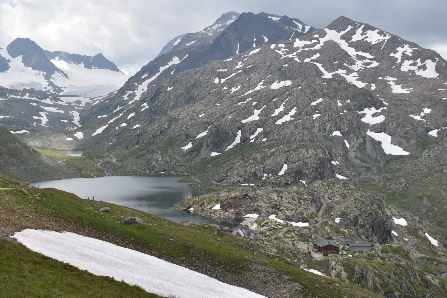 Vue d'ensemble sur glacier, lacs et refuge
