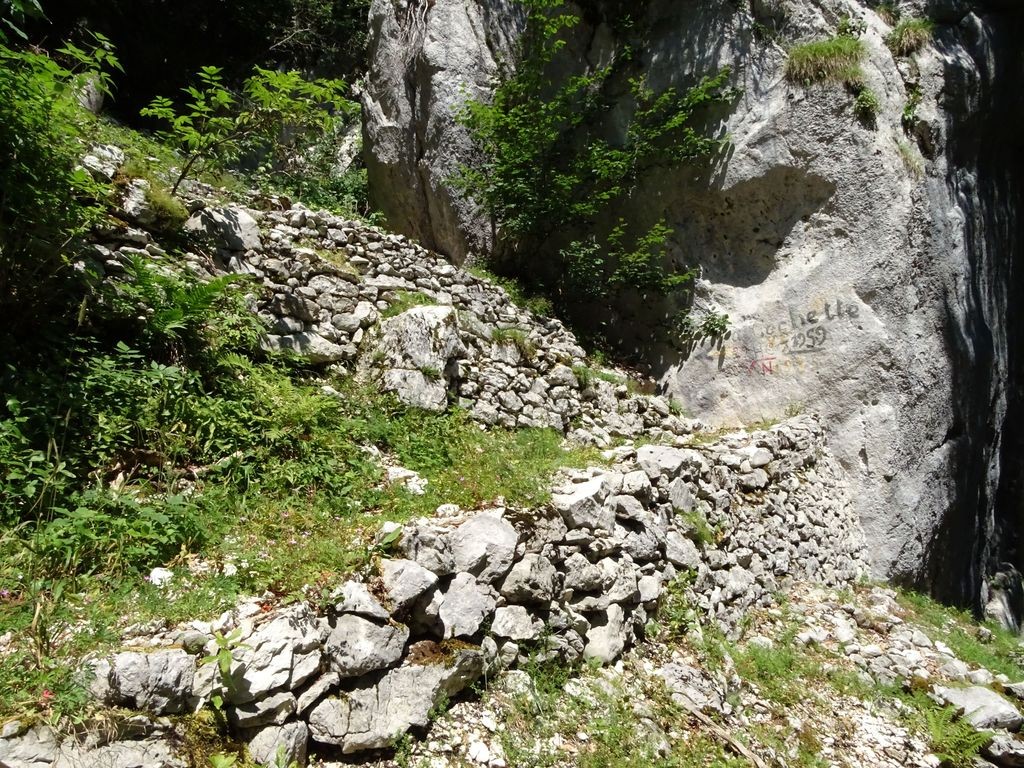 Murs de soutenement dans le versant Est du col de la Cochette, rocher de Malamille
