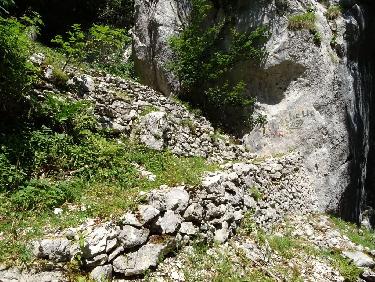 Murs de soutenement dans le versant Est du col de la Cochette, rocher de Malamille