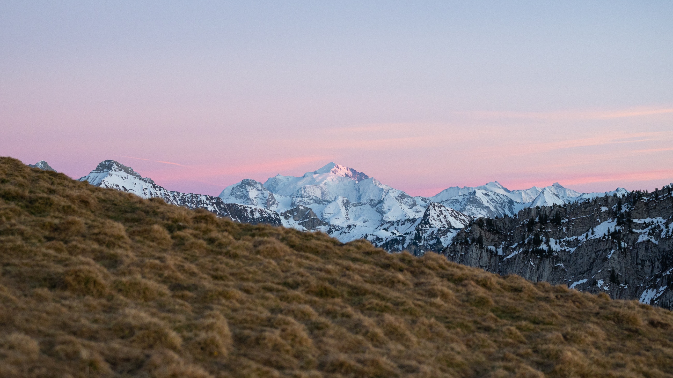 Le Mont Blanc dans un coucher de soleil hivernal