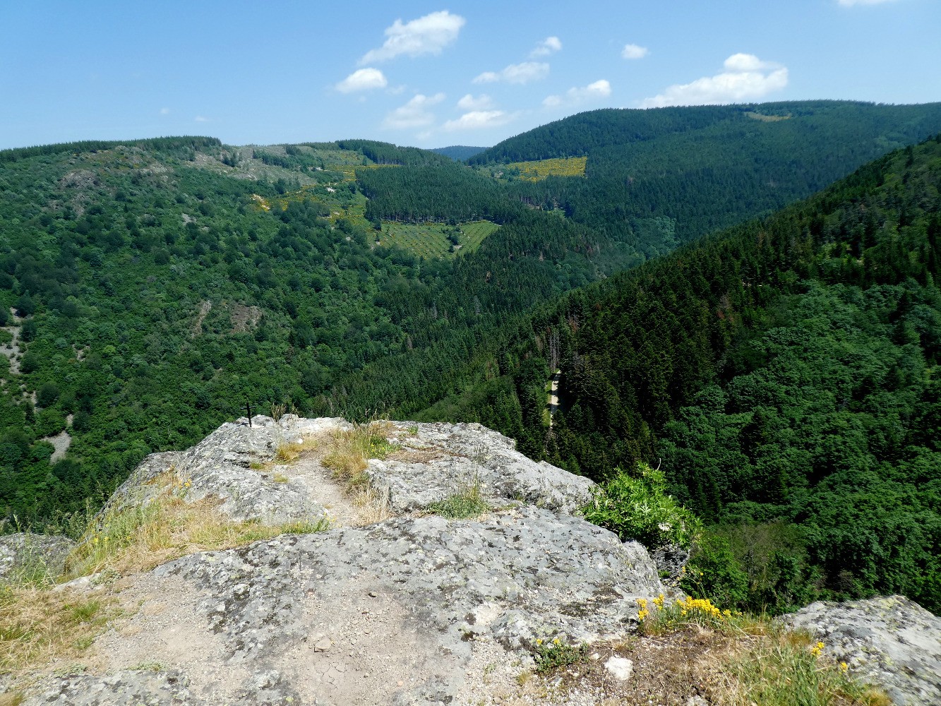 Du haut du Thoil vers le col du Rot (plein Est, au centre)