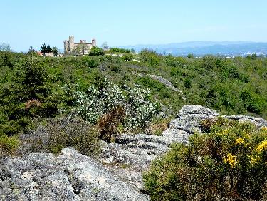 Du point haut de la crête : le château d&apos;Essalois