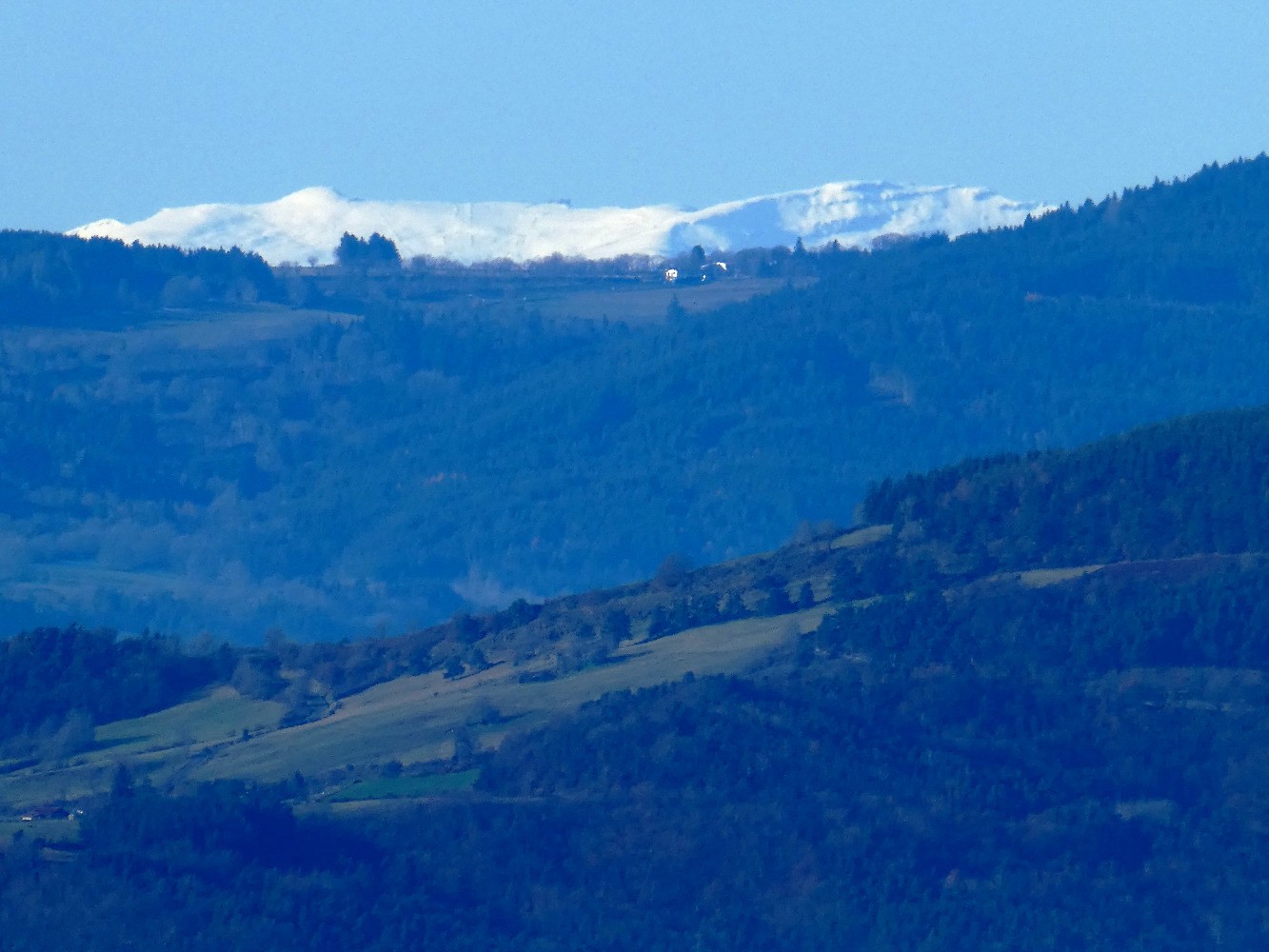 Du sommet d'Orsier, un bout des Monts du Cantal enneigÃ©s (zoom)