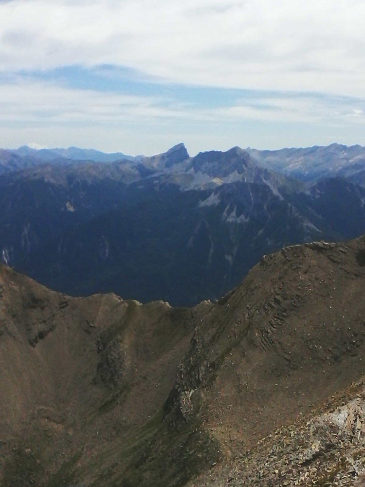 du sommet , vers la vallÃ©e de l'ubaye - col Ã  gauche de la montagnette