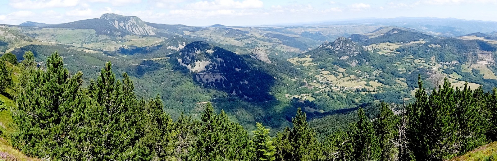 Du sommet vers le NW : Alambre, MÃ©zenc, Touron...