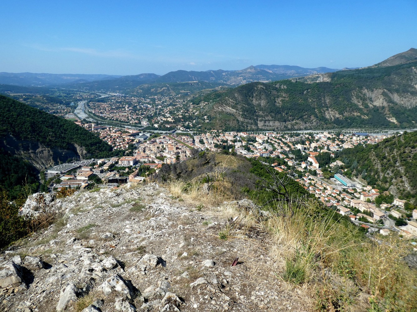 Du sommet, vue sur Digne et la vallÃ©e de la BlÃ©one (vers le Sud-ouest)