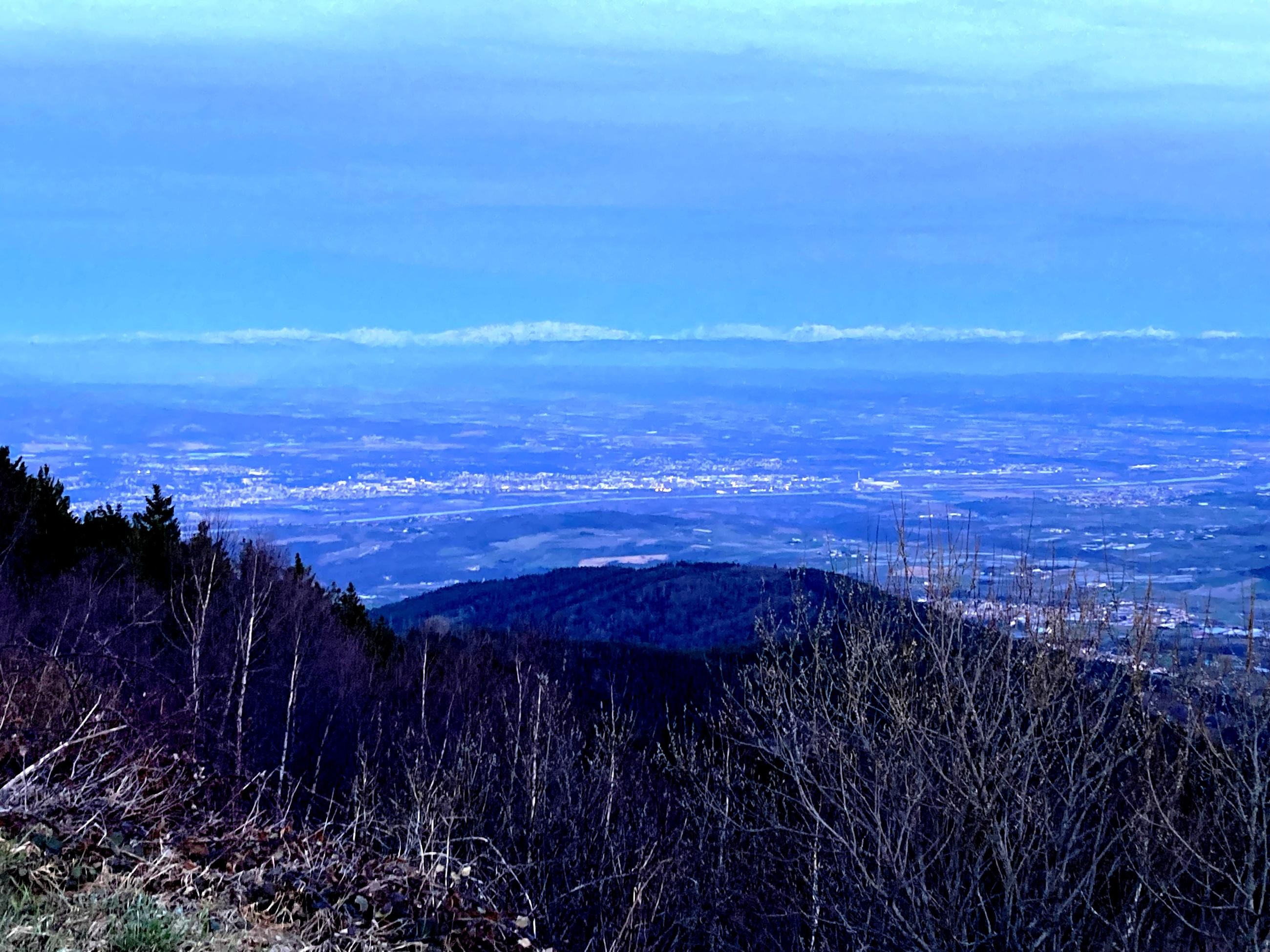 Du Gratteau, le soir tombe sur la vallée du Rhône et les Alpes
