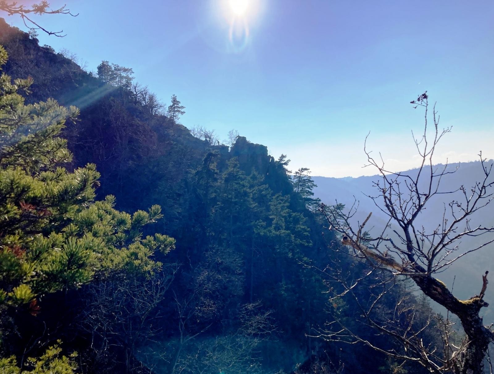 Du sentier, le raide versant avec ses pitons rocheux
