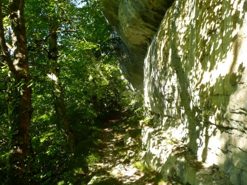 En longeant la longue barre on arrive a l'ermitage