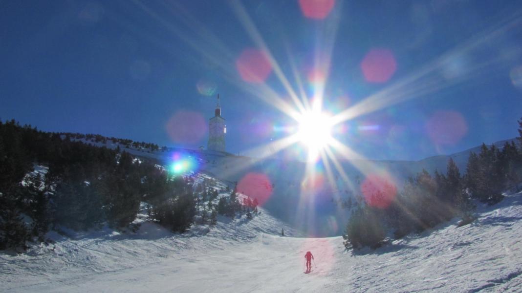 En remontant la piste rouge.