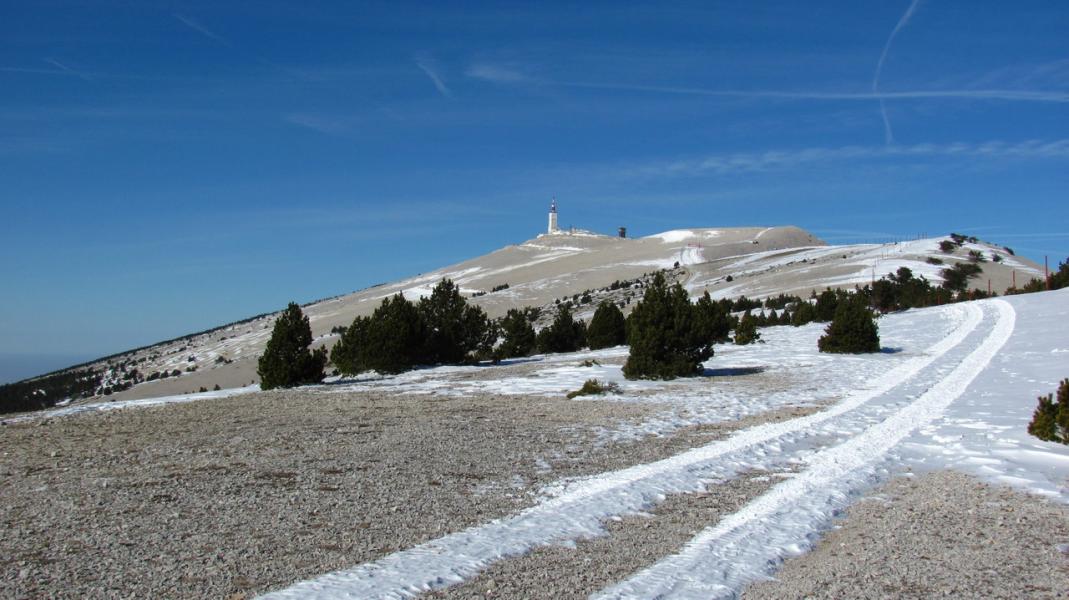 Enneigement sur le chemin de crête