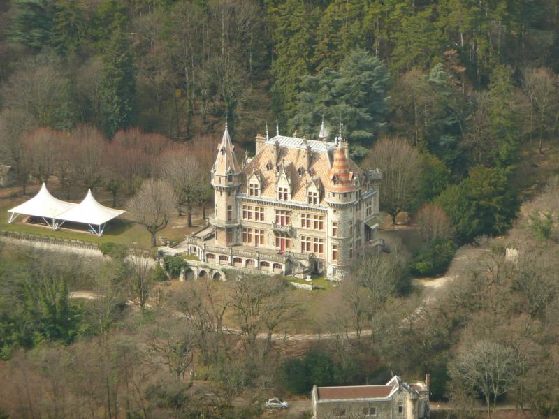 Et le chateau gothique sur le coteaux
