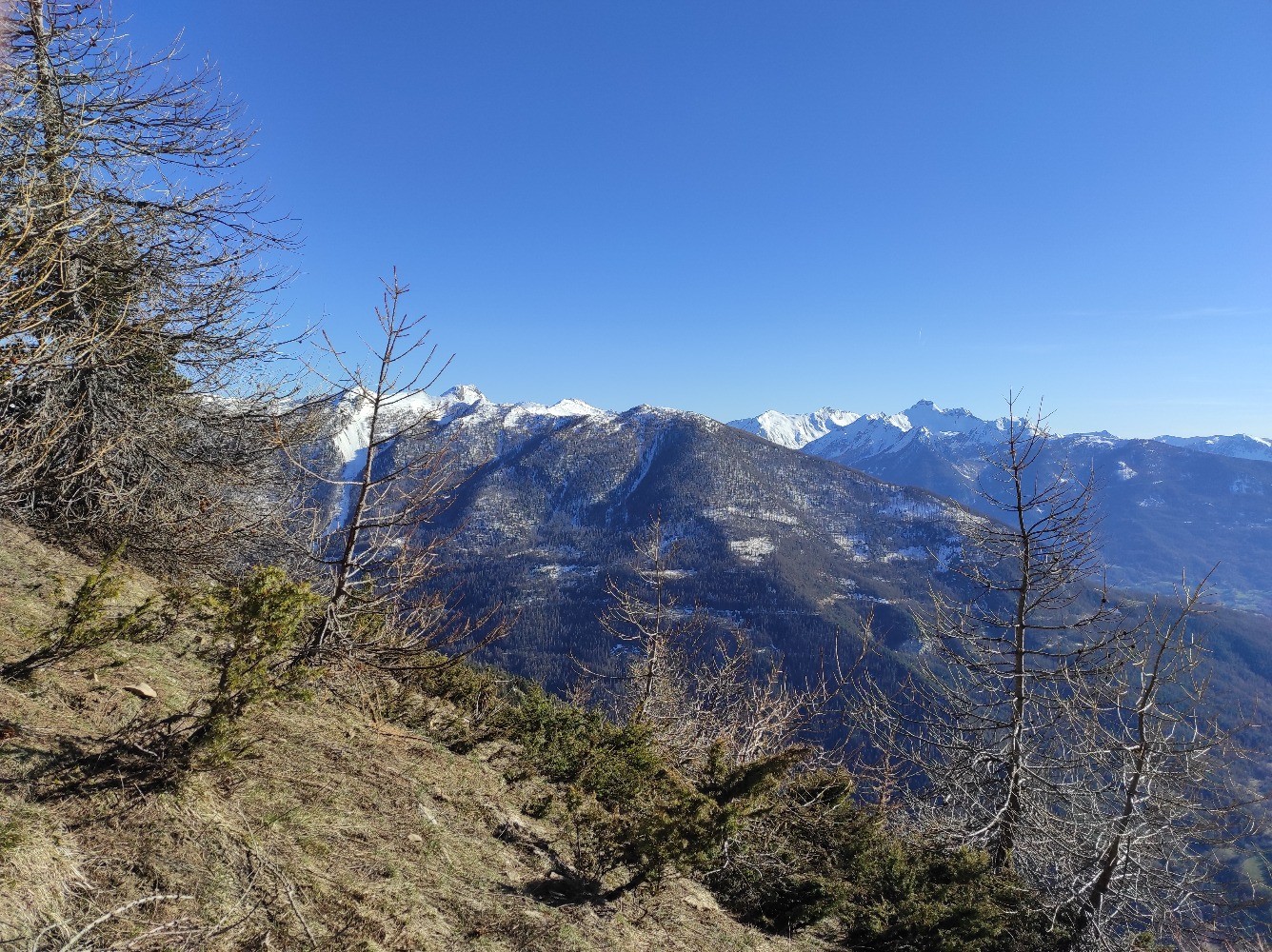 en contournant le champ de neige pentu sur le haut de la dorsale