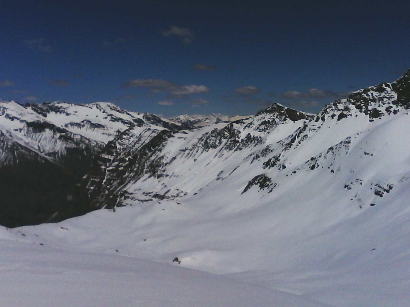 En contrebas , le plateau qui mÃ¨ne au col des Terres Blanches