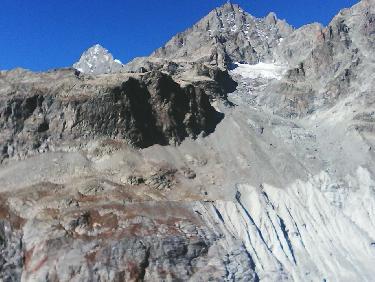 en face du refuge tuckett , la barre noire
