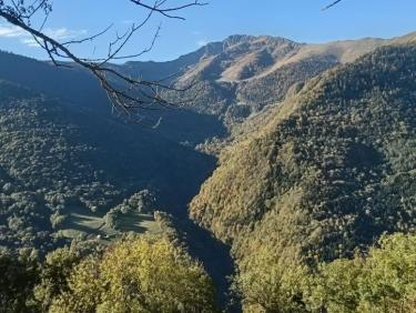 En montant sur le sentier
