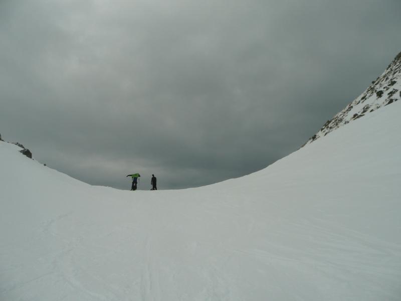 en arrivant au col, le ciel est sombre à l'ouest