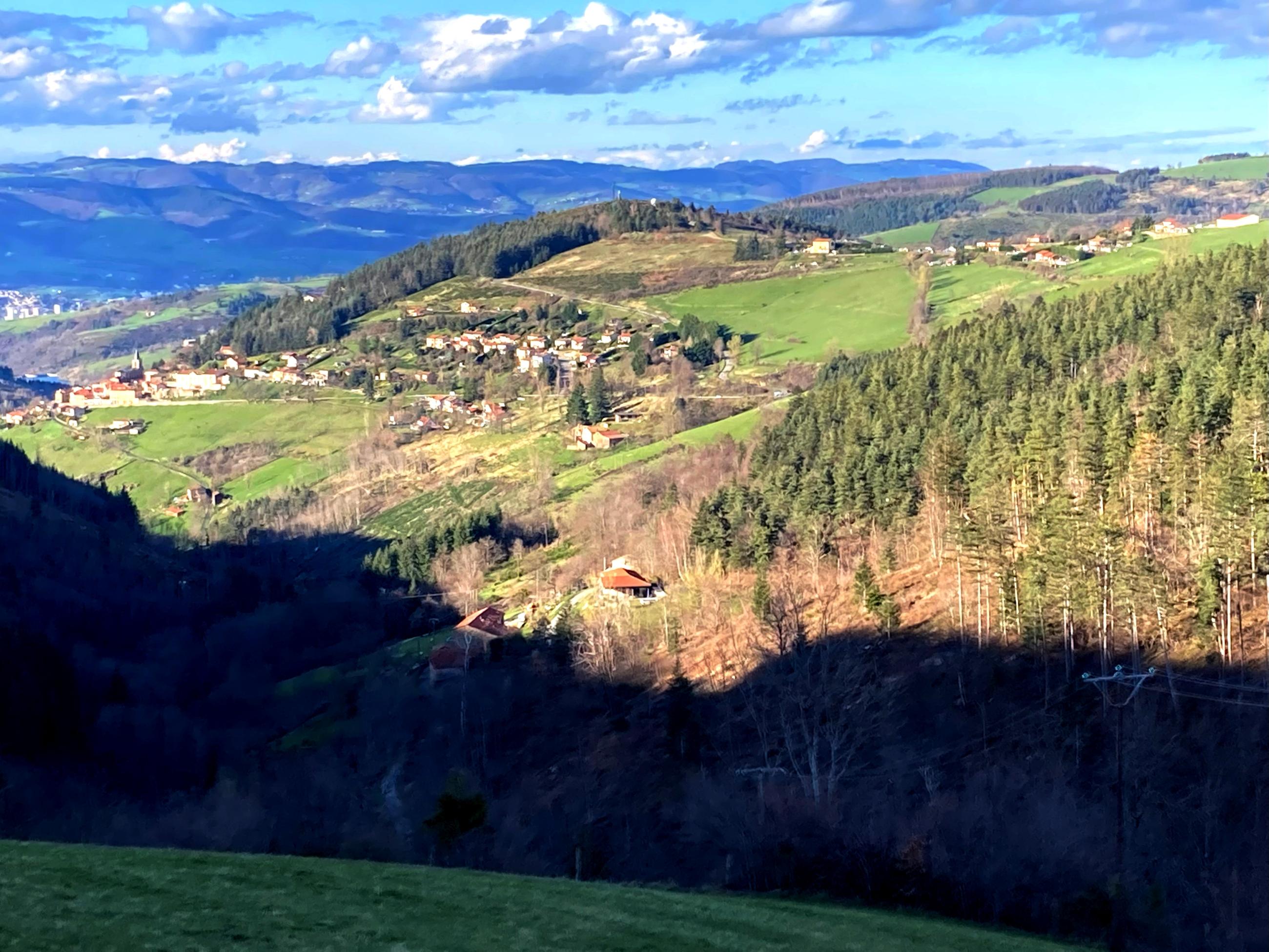 En descendant, vue sur Combernaud, La Valla, les Monts du Lyonnais...