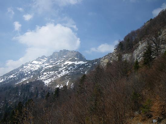 en montant