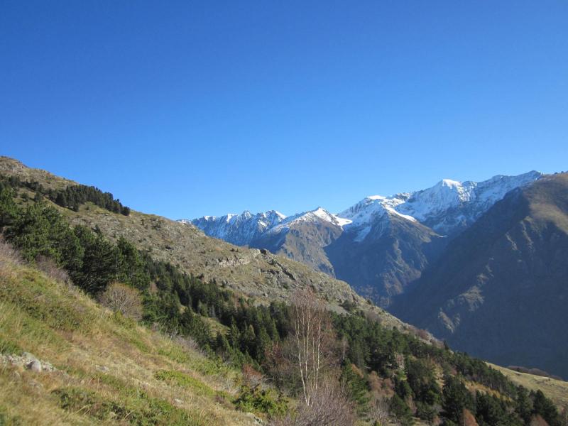 en montant