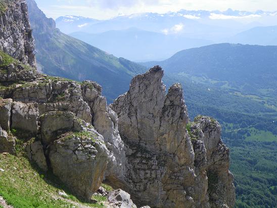 en montant au pas