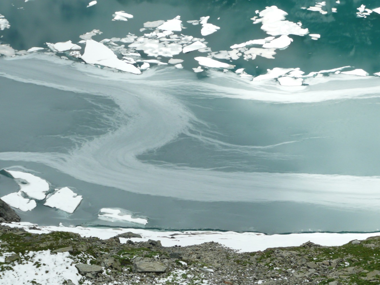 Ã‰tonnant courant gelÃ© sur le lac  