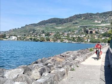 Étroit passage au bord de l’eau 