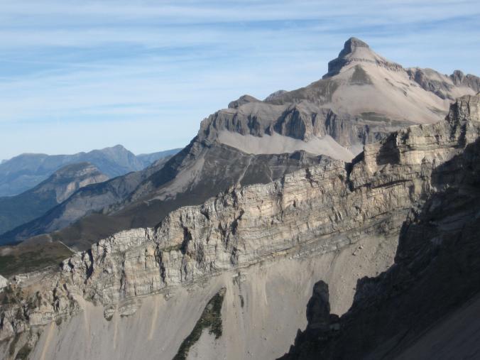 Ferrand et monolithe inconnu