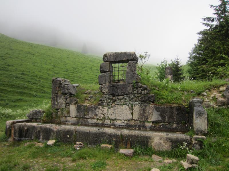 Fontaine et ruines