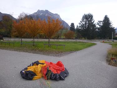 pliage de la voile une premiÃ¨re fois sous la Dent d Arclusaz