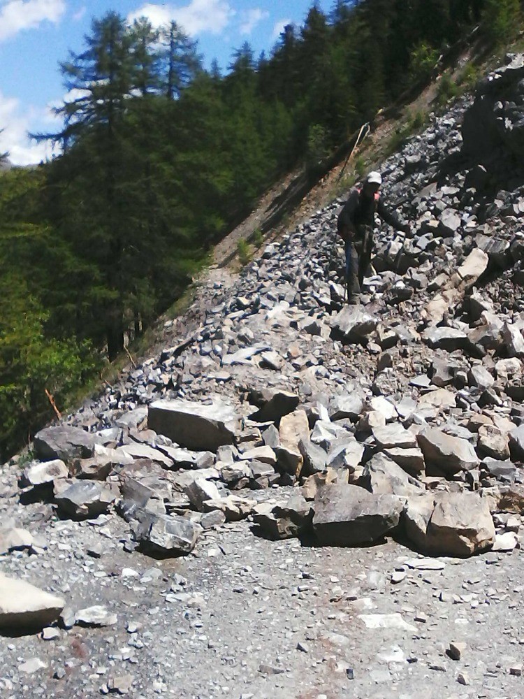 Fin du retour : un Ã©boulement- glissement de terrain  massif , bloquant la route forestiÃ¨re