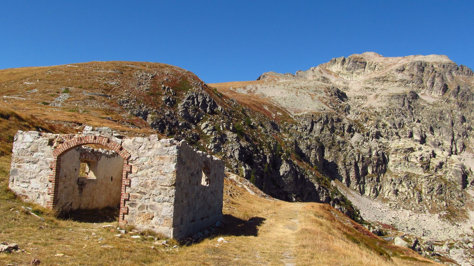 Fort de Giaure et sommet au fond.