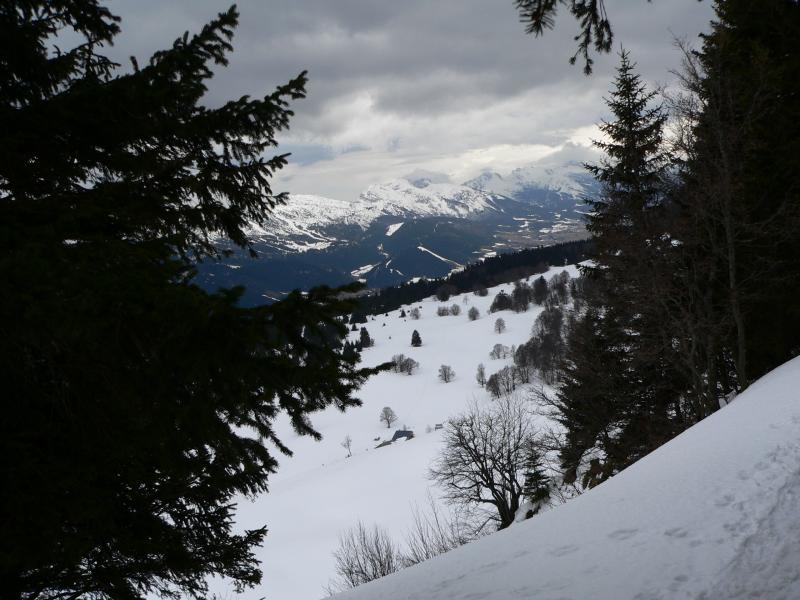Gite de la Molière depuis les crêtes de Charande