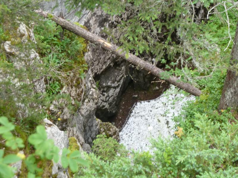 Gouffre avec neige au bord du sentier bleu