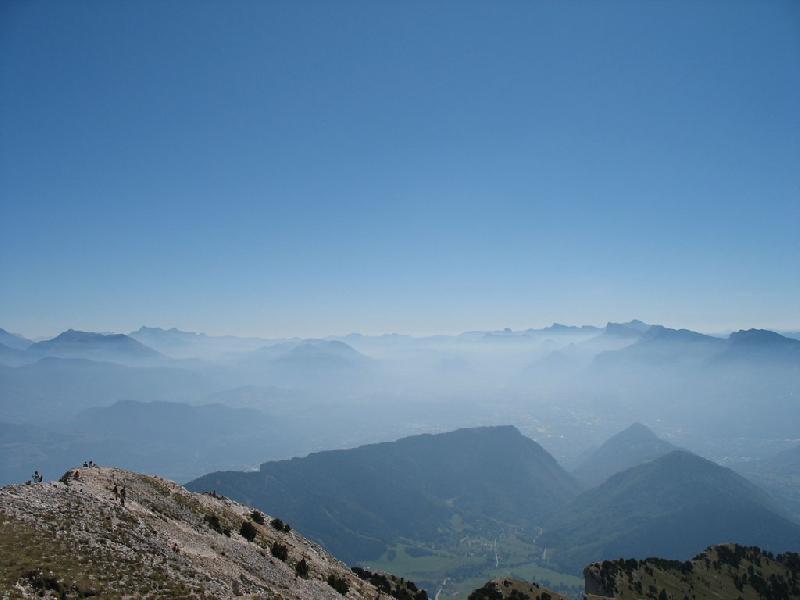 Grenoble dans le trou en bas