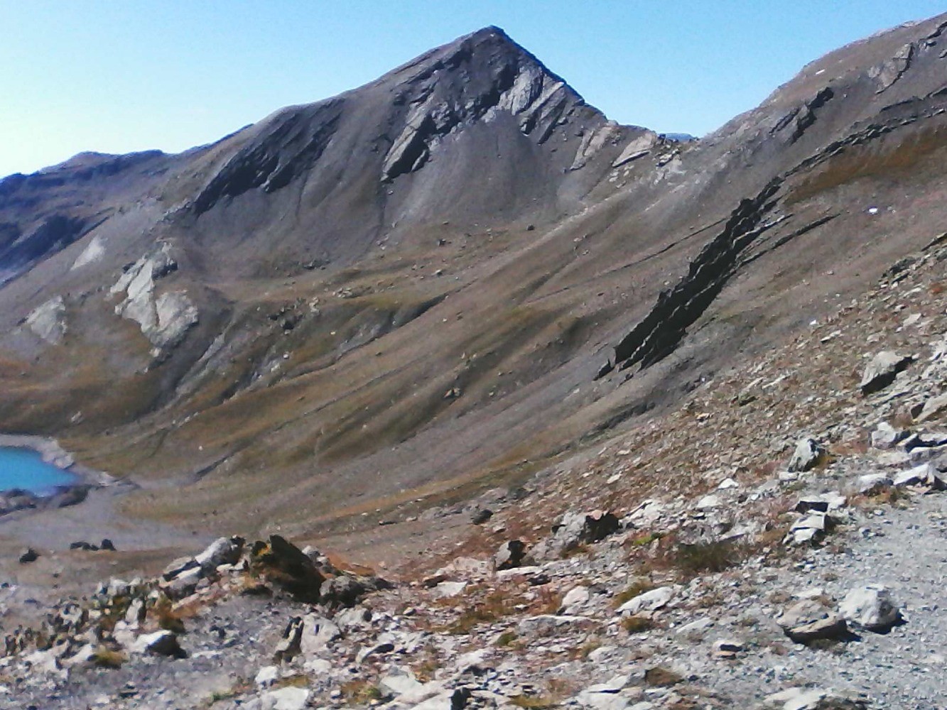 gd lac et le sommet de prelles ; le sentier du col de prelles bien dessinÃ©