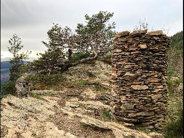 Grand cairn derriÃ¨re la Roche supÃ©rieure