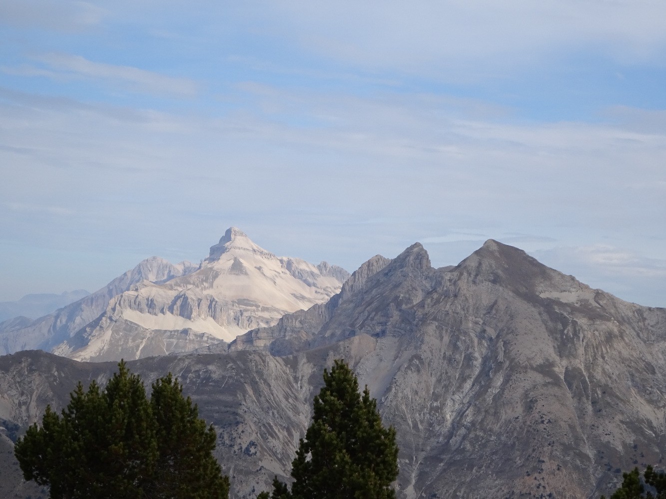 Grand Ferrand, tÃªte et roc de Garnesier, vus de la montagne Durbonas