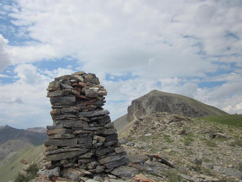 gros cairn pour petit sommet