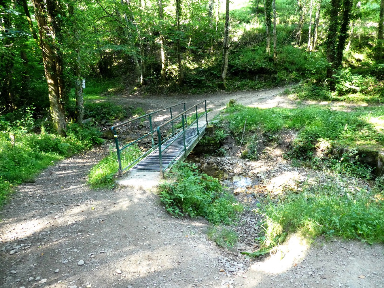 GuÃ© et passerelle sur le Jarret