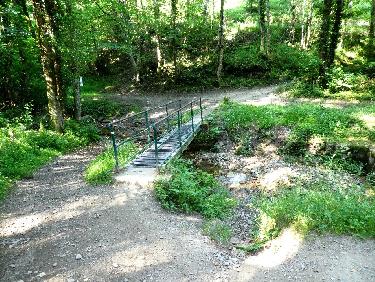 GuÃ© et passerelle sur le Jarret