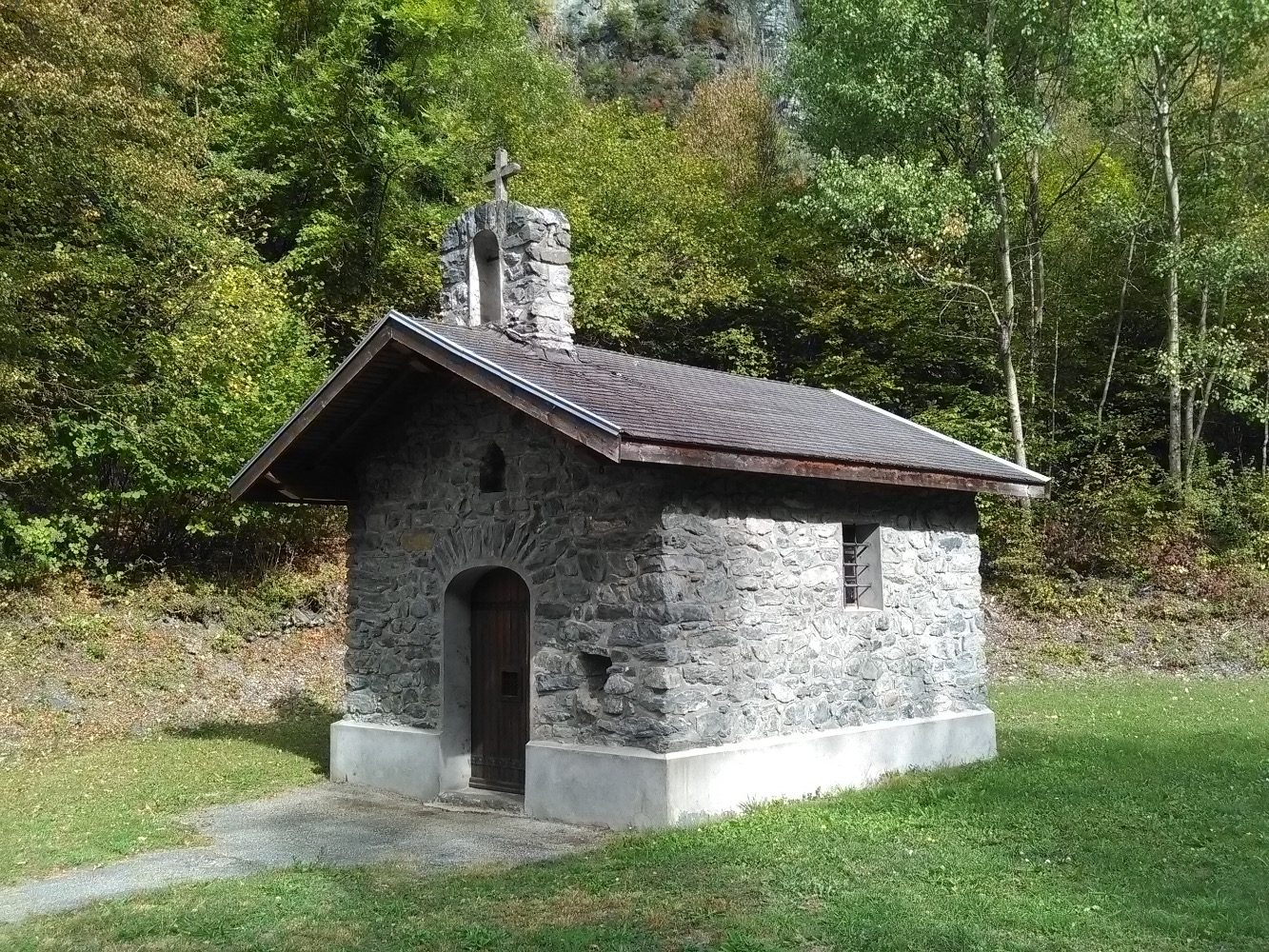 La minuscule chapelle de Baton