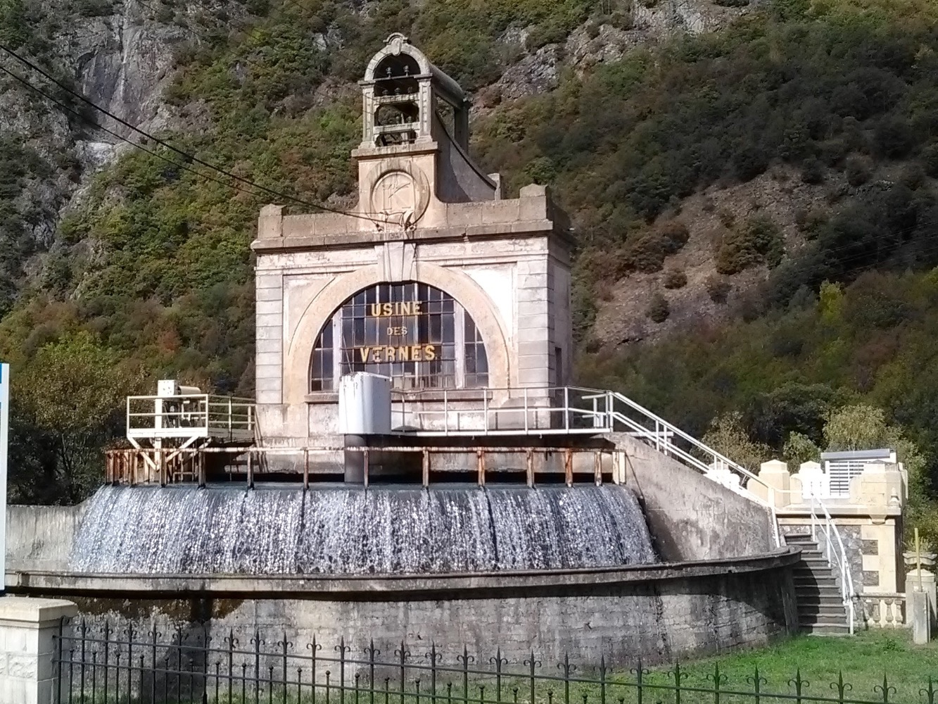 Jeux d'eau sur la centrale du Vernet