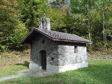 La minuscule chapelle de Baton