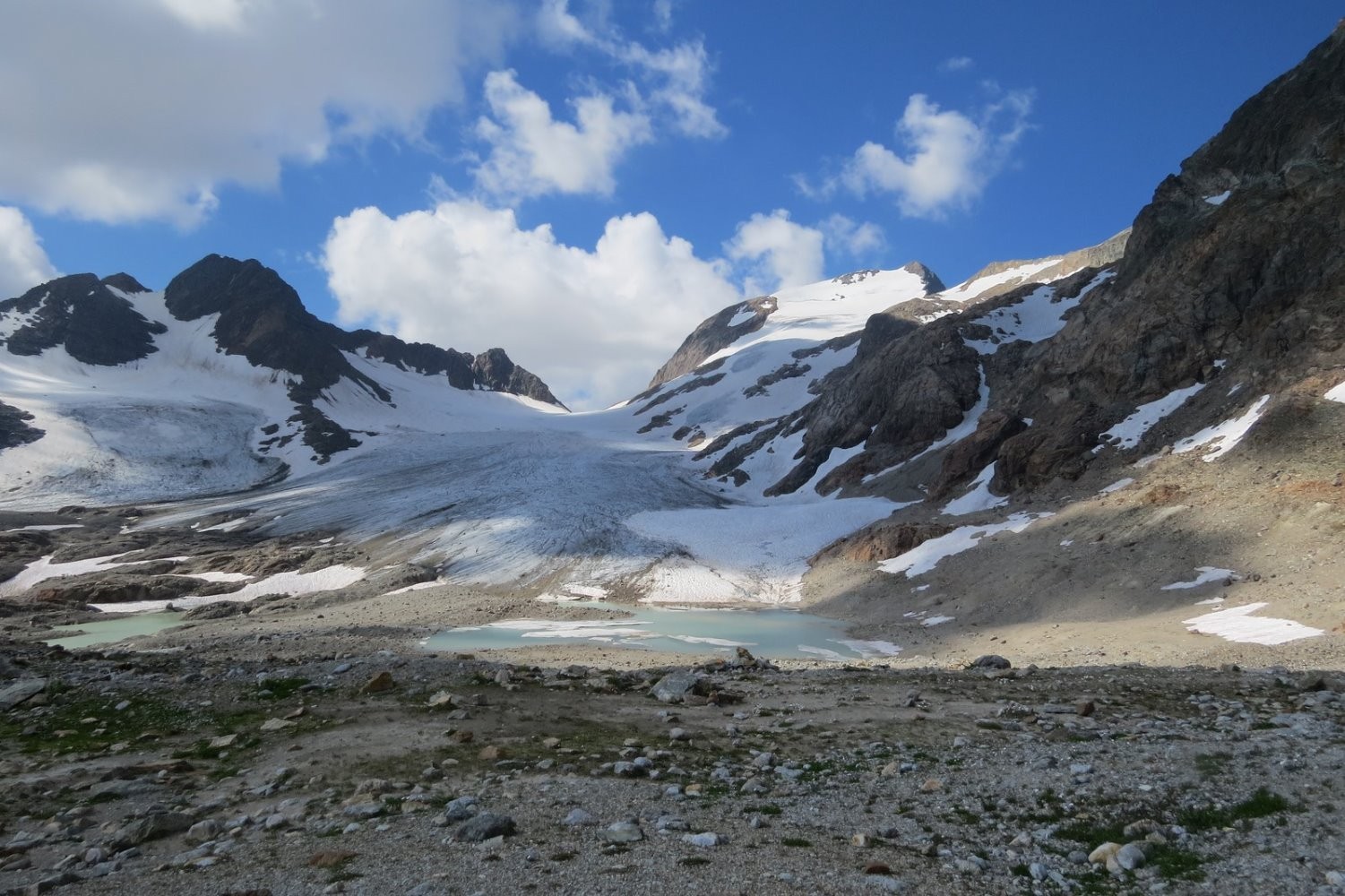 3 lacs en formation au pied du glacier
