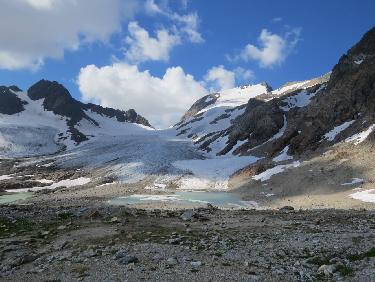 3 lacs en formation au pied du glacier