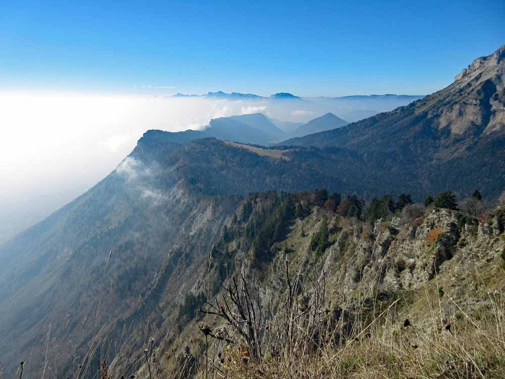 La crÃªte jusqu'au Saint-Eynard au-dessus de la brume