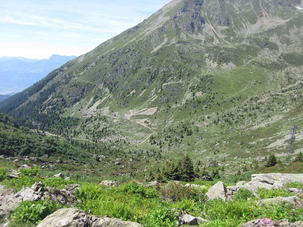 Vue vers le habert d'Aiguebelle depuis le Pas de la Coche