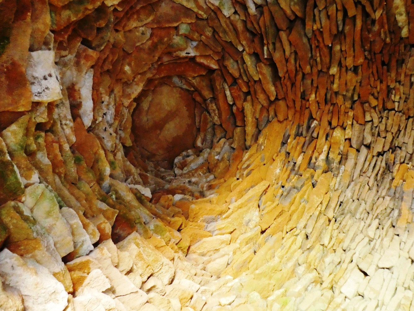 Intérieur de la cadole (du bas vers le haut)
